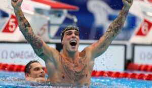 Nadador Bruno Fratus comemorando sua medalha de bronze 